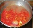  ??  ?? Lecker: Tomaten mit dicker Zwiebelsch­eibe in Olivenöl anbrutzeln.