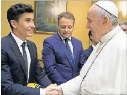  ??  ?? FRANCISCO. Márquez, y Alzamora, con el Papa en el Vaticano.