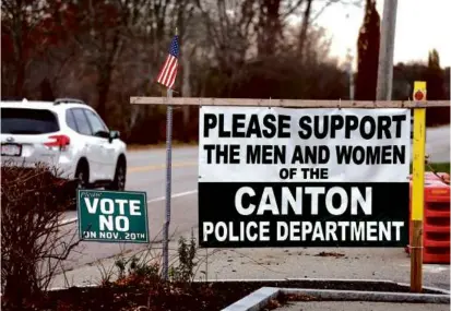  ?? JOHN TLUMACKI/GLOBE STAFF ?? A sign along Neponset Street outside a business in support of the Canton Police Department. Residents said the controvers­y around the murder investigat­ion has split the town.