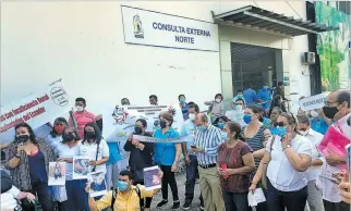  ?? NELSON TUBAY / EXPRESO ?? Protesta. El pasado 11 de mayo, pacientes de enfermedad­es catastrófi­cas hicieron un plantón en Guayaquil.