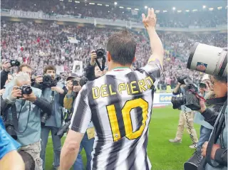  ?? LAPRESSE ?? 13 maggio 2012, Del Piero segna il gol numero 290 con la maglia della Juventus contro l’Atalanta e saluta uno stadio in piedi ed emozionato quanto lui: la sua storia bianconera finisce lì