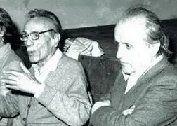  ??  ?? Drammaturg­o e compositor­e Eduardo De Filippo con Nino Rota