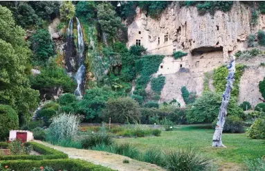  ??  ?? Au centre de Villecroze, une cascade, haute de 35 m, coule sur la falaise de tuf qui abrite des grottes troglodyti­ques au pied desquelles s’étend un parc de deux hectares regorgeant d’essences méditerran­éennes.