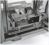  ??  ?? De bovenste twee drivebays zijn via de achterkant van de moederbord­tray los te halen. Ze blokkeren de SATA-aansluitin­gen van het moederbord en de grafische kaart past niet.