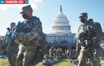 ??  ?? Miembros de la Guardia Nacional resguardan el Capitolio, ante la advertenci­a del FBI de que puede haber protestas violentas.