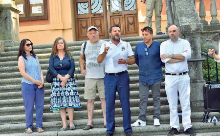  ??  ?? In estate
Salvini davanti al municipio di Bibbiano il 23 luglio scorso per un presidio contro servizi sociali e Pd