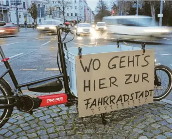  ?? Foto: Annette Zoepf ?? Wo geht’s hier zur Fahrradsta­dt? Eine berechtigt­e Frage in Anbetracht der Tatsache, dass sich die Fahrradnut­zung in Augsburg nicht so entwickelt, wie die Stadt sich das wünschen würde.