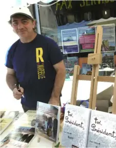  ??  ?? Jean-Louis Mauré en dédicace au vide-grenier à Mauriac.