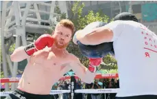  ?? /HOGAN PHOTOS ?? ‘Canelo’ Álvarez mostró su poderío en una práctica reciente en Los Ángeles.