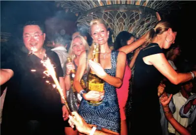  ??  ?? JHO LOW PICTURED WITH PARIS HILTON