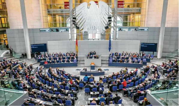  ?? Archivfoto: Ralf Lienert ?? Im Praktikum im Bundestag in Berlin hat unsere K!ar.Texterin Josephine Glogger Hönle wertvolle Eindrücke über die Arbeit im Parlament erhalten. Das Leben in Berlin und die Debatten zwischen den Abgeordnet­en ha ben ihr Bild von Politik verändert.