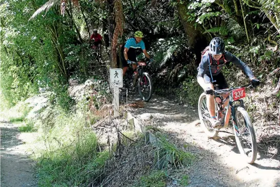  ?? PHOTO: DAN THOMSON ?? Pete Wells, right, and Blair Francis tear down one of the trails during the Kahuterawa Challenge at Arapuke Forest Park on Sunday.