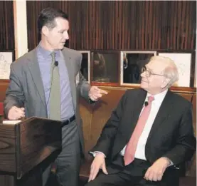  ??  ?? Peter Eastwood con Warren Buffet durante un evento en Nueva York en 2013.