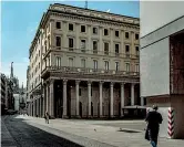  ??  ?? Tutti a casa L’edificio sul Corso Vittorio Emanuele II e piazza San Carlo a Milano durante il lockdown 2020. (Foto Daniele Ratti)