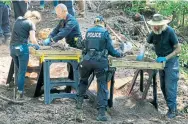  ?? ANDREW FRANCIS WALLACE/TORONTO STAR ?? Police sift through a compost pile behind a Leaside home. Identifyin­g the newly discovered remains could take months.