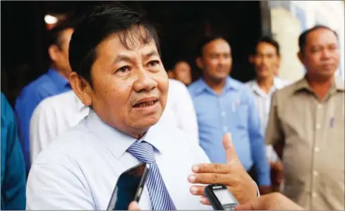  ?? PHA LINA ?? CNRP member Srey Nhean speaks to the press after taking over as Chak Angre Leu’s commune chief.