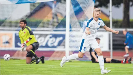  ?? FOTO: GUENTERKRA­M ?? Im zweiten Anluaf klappt es. Sascha Hohmann freut sich über das 2:0 für den VfB. Bergs Torhüter Tobias Ulrich ist machtlos.