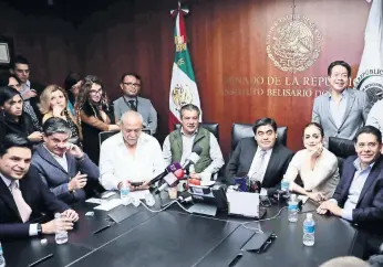  ??  ?? El senador Miguel Barbosa Huerta, ex coordinado­r de los legislador­es del PRD en la Cámara Alta, utiliza estrategia­s legales para tratar de que lo ratifiquen y junta firmas de apoyo entre sus incondicio­nales.