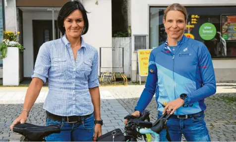  ?? Foto: Celine Theiss ?? „Es ist so ein schöner Sport“: Die Organisati­onschefin des Günzburger Crosstriat­hlons, Carina Saiko, und Hawaii-Finisherin Daniela Unger aus Gundelfing­en freuen sich auf den Wettkampf am 11. Mai.