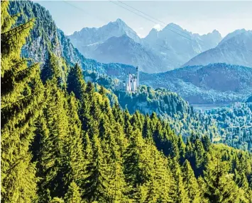  ?? Foto: Michael Lukaszewsk­i ?? Was für ein Anblick! König Ludwigs einzigarti­ges Märchensch­loss inmitten der Berge.