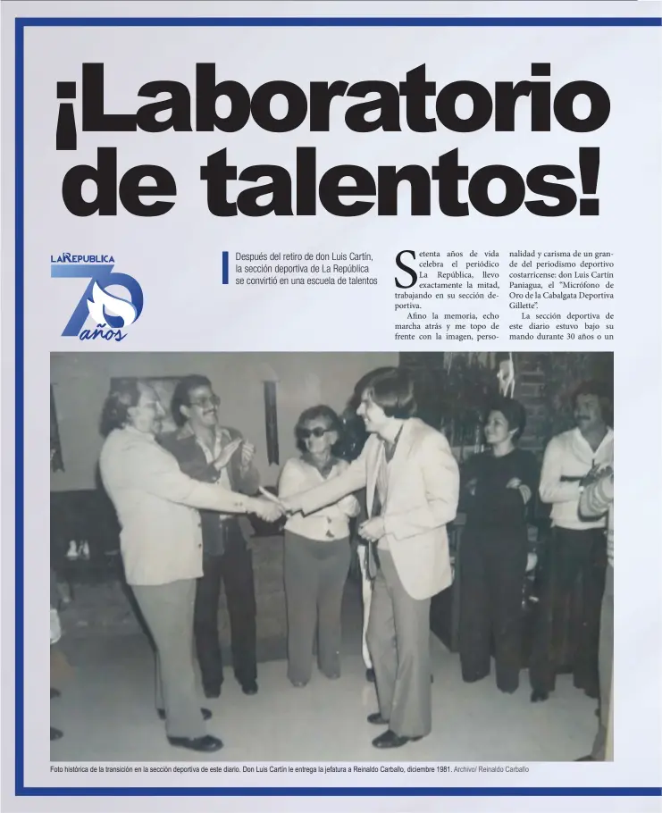  ?? Foto histórica de la transición en la sección deportiva de este diario. Don Luis Cartín le entrega la jefatura a Reinaldo Carballo, diciembre 1981. Archivo/ Reinaldo Carballo ??