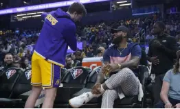  ?? Jeff Chiu, The Associated Press ?? Lakers guard Austin Reaves talks with Lebron James during Thursday’s game vs. Golden State.