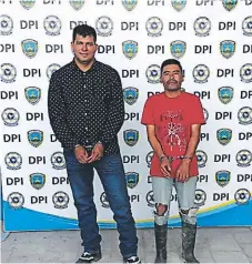  ?? FOTO: EL HERALDO ?? Los dos sospechoso­s al ser presentado­s por los agentes de la DPI luego de sus capturas en el departamen­to de Lempira.