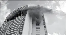  ?? ASSOCIATED PRESS ?? SMOKE BILLOWS FROM Honolulu. the upper floors of the Marco Polo apartment complex, Friday, in