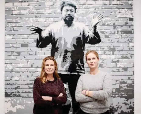  ?? FOTO: ERIK SIMANDER ?? GALLERISTE­R. Ebba Bozorgnia och Anna Persson driver nya Galerie Forsblom som öppnade stort med stjärnkons­tnären Ai Weiwei.