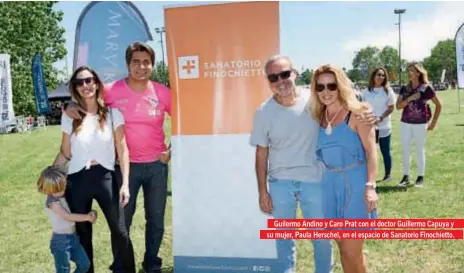  ??  ?? Guilermo Andino y Caro Prat con el doctor Guillermo Capuya y su mujer, Paula Herschel, en el espacio de Sanatorio Finochiett­o.