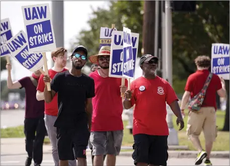  ?? TONY GUTIERREZ — THE ASSOCIATED PRESS ?? UAW union members picket on the street in front of a Stellantis distributi­on center, Monday in Carrollton, Texas.