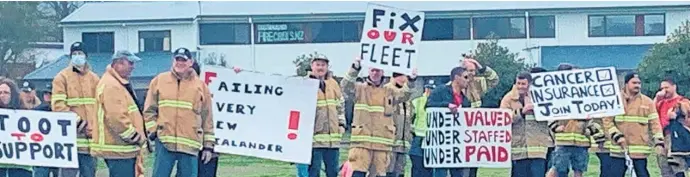  ?? Photos / Rachel Canning ?? Profession­al firefighte­r union members from Taupō Fire Station received many toots of support when they went on strike.