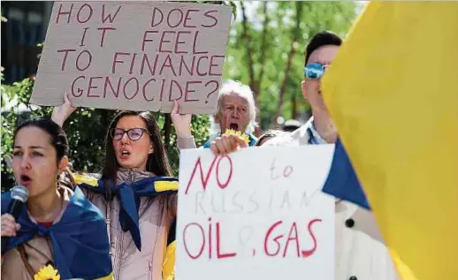  ?? Foto: AFP ?? Demonstran­ten fordern EU-Staats- und Regierungs­chefs auf, kein russisches Gas mehr zu kaufen.