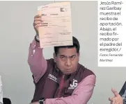  ?? Fotos: Fernando Martínez ?? Jesús Ramírez Garibay muestra el recibo de aportación. Abajo, el recibo firmado por el padre del exregidor./