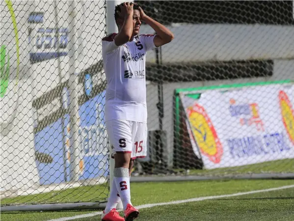  ?? RAFAEL PACHECO GRANADOS ?? Jonathan Martínez se lamenta haber desperdici­ado una oportunida­d de gol ante Dexter Lewis.