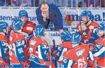  ?? FOTO: DPA ?? Wollen auch in den Play-offs als Einheit mit Gewinnerme­ntalität auftreten: Trainer Pavel Gross (hinten Mitte) und die Spieler des DEL-Hauptrunde­nsiegers Adler Mannheim.