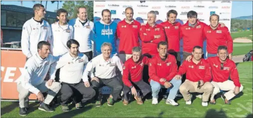  ??  ?? MUY BUEN AMBIENTE. Los exfutbolis­tas de Barça y Real Madrid posaron juntos antes de comenzar el torneo en el Golf de El Prat.