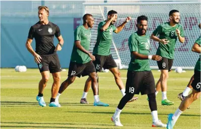  ?? (AFP) ?? Saudi Arabia’s French coach Herve Renard (left) heads a training session at the Sealine Training site in Doha, yesterday, on the eve of the Qatar 2022 World Cup match against Poland.