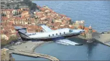  ?? ?? Le Pilatus PC-12 d’Air Lounge sous le soleil de Collioure.