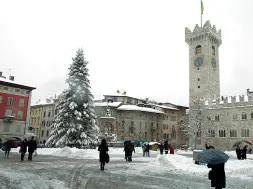  ??  ?? Coltre bianca Piazza Duomo a Trento ricoperta dalla neve (Foto Rensi)