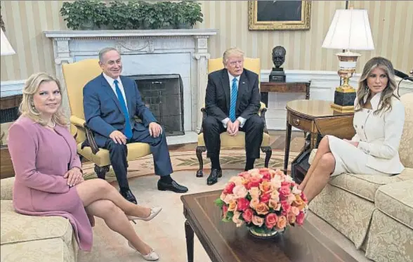  ?? ANDREW HARRER / BLOOMBERG ?? Beniamin Netanyahu y Donald Trump, en el centro, flanqueado­s por sus respectiva­s esposas, ayer en la Casa Blanca