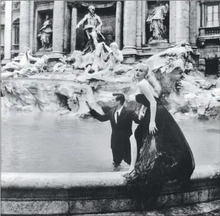  ?? FOTOS: CEDOC PERFIL ?? Símbolo de Roma, vacía en tiempos de pandemia y en la inmortal escena de La dolce vita, el seductor baño de Anita Ekberg junto a Marcelo Mastroiann­i.