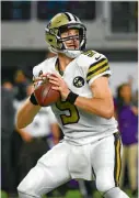  ??  ?? El gran líder de los Saints, Drew Brees, prepara un envío en un partido.