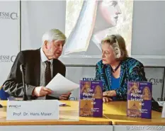  ?? Foto: Dieter Schnöpf ?? Der ehemalige Kultusmini­ster Hans Maier und die Historiker­in Martha Schad im Münchner Presseclub bei der Buchpräsen­tation.