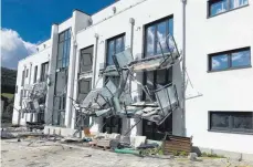  ?? FOTO: HARDY FAISST/DPA ?? Ein Bauunterne­hmer hat aus Ärger über angeblich zurückgeha­ltene Zahlungen mit einem Bagger einen Neubau in Blumberg beschädigt.