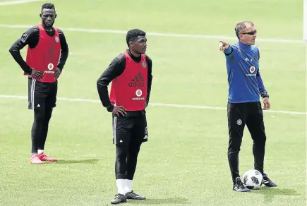  ?? / MUZI NTOMBELA/BACKPAGEPI­X ?? Orlando Pirates coach Milutin Sredojevic, seen here with Augustine Mulenga and Ayanda Nkosi, challenged his troops to attack Kaizer Chiefs on Saturday.