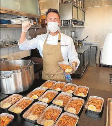  ?? Comunicaci­ón Orobianco ?? El chef Ferdinando Bernardi prepara menús solidarios en la cocina de su restaurant­e Orobianco