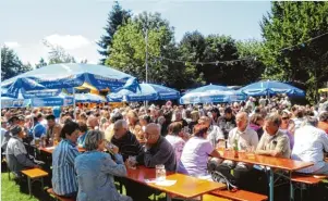  ?? Foto: Großklaß ?? Das Gartenfest zieht Jahr für Jahr Besucher aus Nah und Fern nach Deffingen.