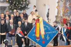  ?? FOTO: JÜRGEN BLANKENHOR­N ?? Mit einer neuen Fahne beschenkte sich der Sängerkran­z Unterriffi­ngen zu seinem 100-jährigen Bestehen.