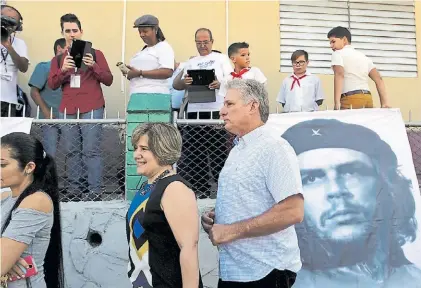  ?? AFP ?? Voto. El vicepresid­ente Miguel Díaz-Canel y su mujer, en fila para sufragar. Asoma como delfín de Castro.